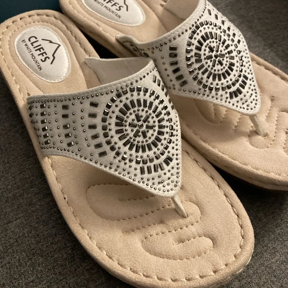 Cliffs by WHITE MOUNTAIN white Embellished Thong Sandals size 8-8.5 - Picture 5 of 9